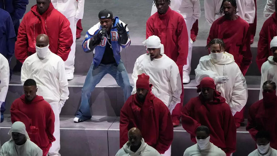 Kendrick Lamar lieferte die Show in der Halbzeit. - Bild: Charlie Riedel/AP/dpa