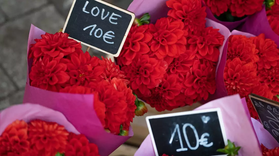 Blumen werden zum Valentinstag nach wie vor besonders häufig verschenkt. (Archivbild) - Bild: Helena Dolderer/dpa