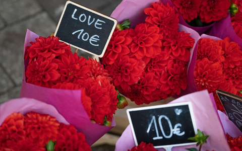 Blumen werden zum Valentinstag nach wie vor besonders häufig verschenkt. (Archivbild) - Foto: Helena Dolderer/dpa Blumen werden zum Valentinstag nach wie vor besonders häufig verschenkt. (Archivbild) - Foto: Helena Dolderer/dpa