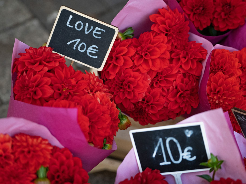 Blumen werden zum Valentinstag nach wie vor besonders häufig verschenkt. (Archivbild) - Foto: Helena Dolderer/dpa