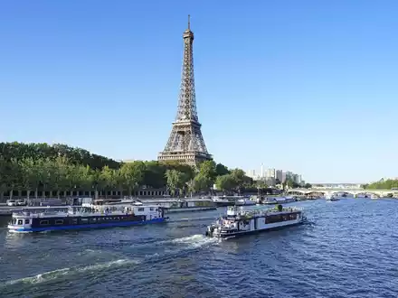 Die Wasserqualität der Seine in Paris hat sich nach massiven Investitionen erheblich verbessert. (Archivbild) - Foto: -/kyodo/dpa