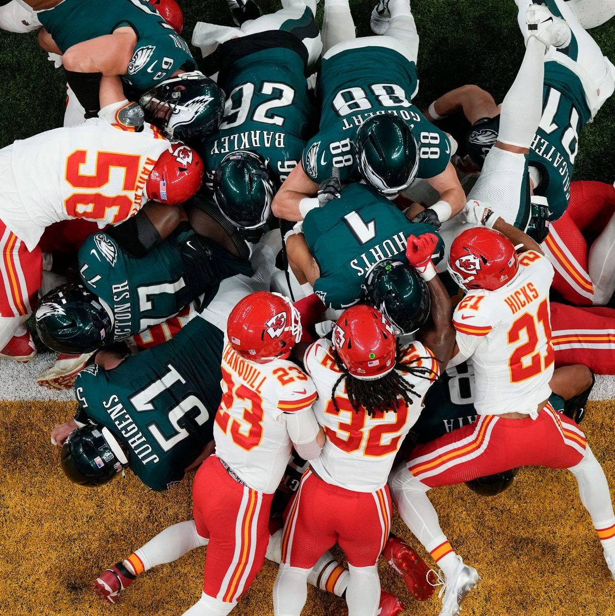 Der erste Touchdown von vielen: Jalen Hurts (Nummer eins) schiebt sich in die Endzone. - Foto: Godofredo A. Vásquez/AP/dpa