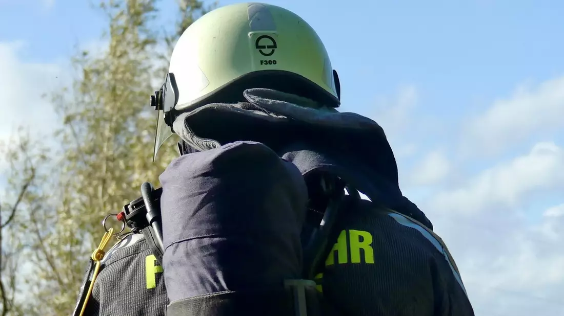 FW Hünxe: Feuerwehr beseitigt im Wald entsorgtes Chemikalienfass - Bild: presseportal.de