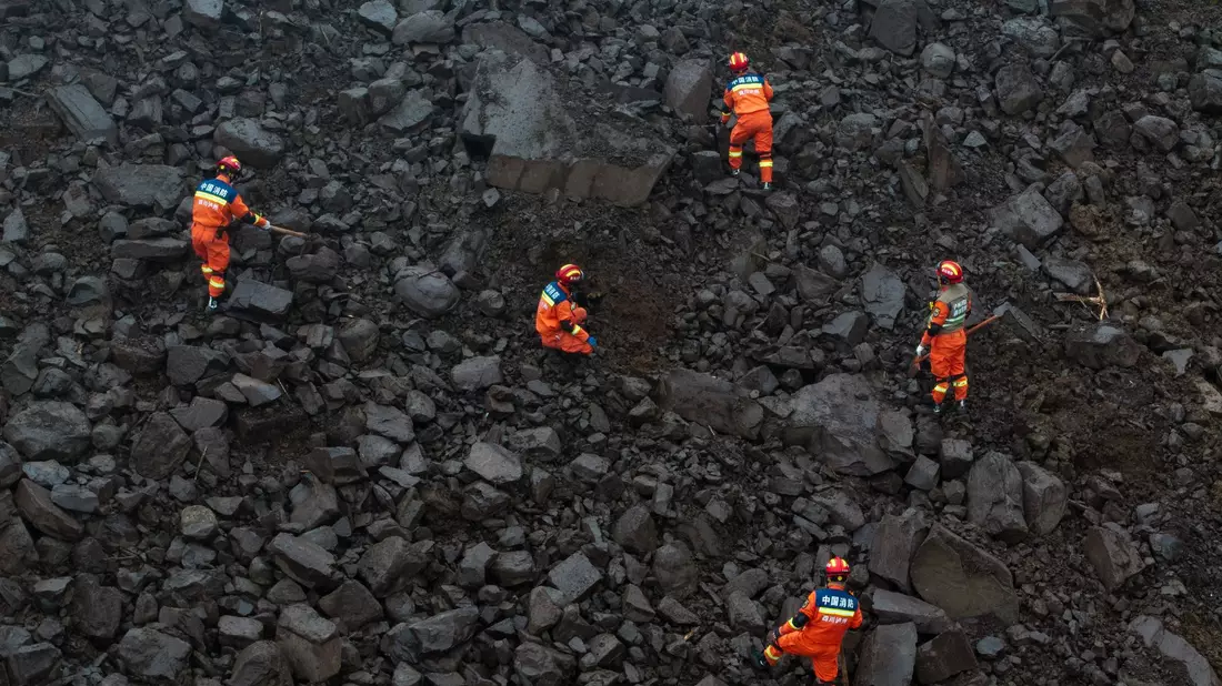 Kälte, schlechtes Wetter und rutschige Straßen erschwerten den Helfern von Militär, Feuerwehr und Katastrophenschutz die Arbeit.  - Bild: Jiang Hongjing/Xinhua/dpa