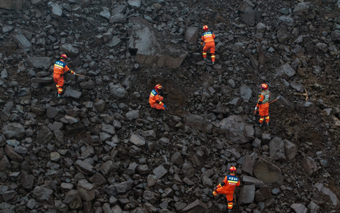 Kälte, schlechtes Wetter und rutschige Straßen erschwerten den Helfern von Militär, Feuerwehr und Katastrophenschutz die Arbeit.  - Foto: Jiang Hongjing/Xinhua/dpa