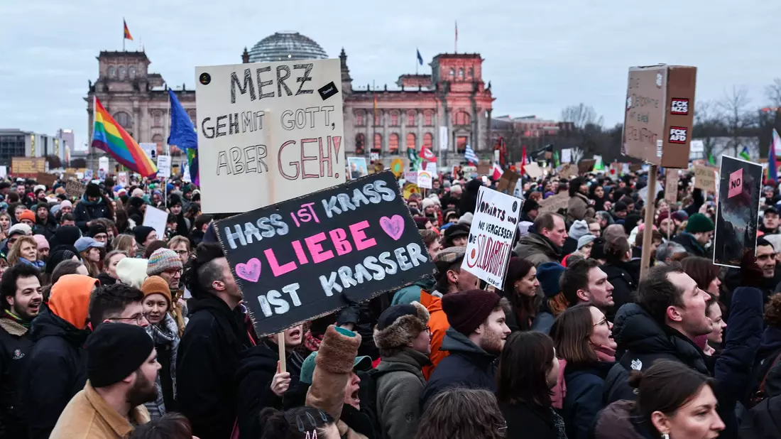 Insgesamt mehrere 100.000 Menschen haben in den vergangenen Wochen so wie hier in Berlin gegen eine Zusammenarbeit von CDU und AfD demonstriert (Archivbild).  - Bild: Hannes P. Albert/dpa