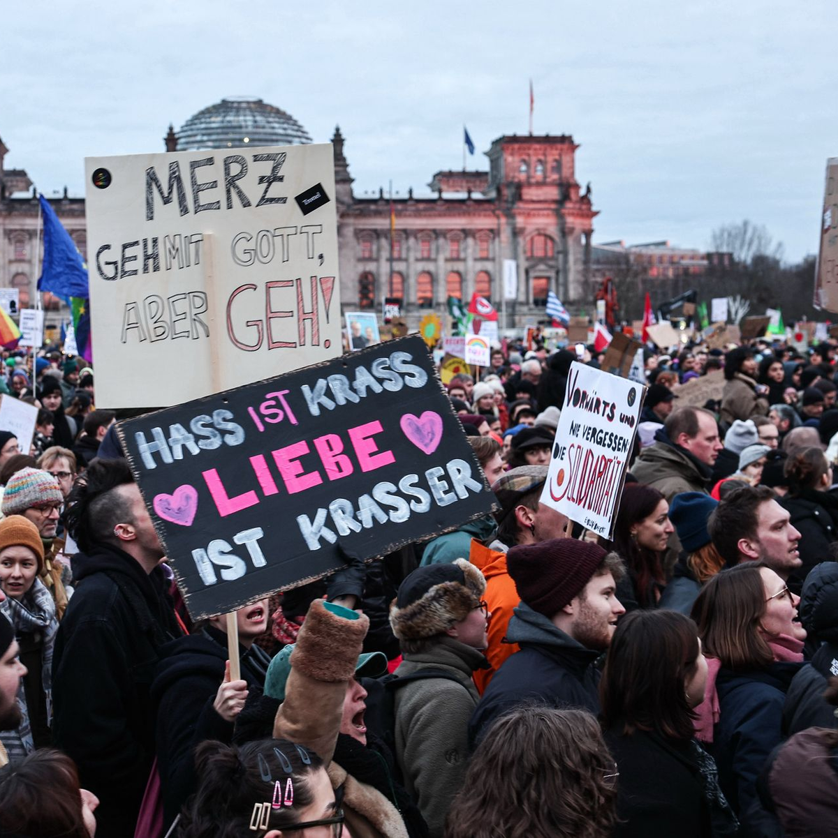 Insgesamt mehrere 100.000 Menschen haben in den vergangenen Wochen so wie hier in Berlin gegen eine Zusammenarbeit von CDU und AfD demonstriert (Archivbild).  - Foto: Hannes P. Albert/dpa