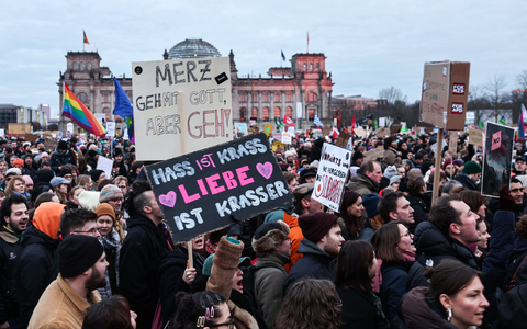 Insgesamt mehrere 100.000 Menschen haben in den vergangenen Wochen so wie hier in Berlin gegen eine Zusammenarbeit von CDU und AfD demonstriert (Archivbild).  - Foto: Hannes P. Albert/dpa