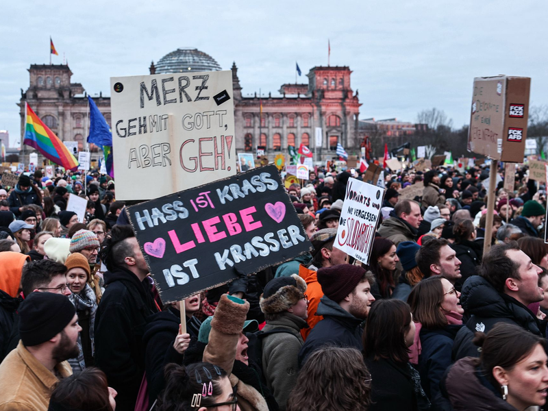 Insgesamt mehrere 100.000 Menschen haben in den vergangenen Wochen so wie hier in Berlin gegen eine Zusammenarbeit von CDU und AfD demonstriert (Archivbild).  - Foto: Hannes P. Albert/dpa