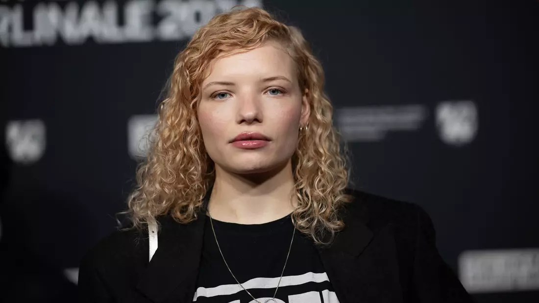 Schauspielerin Luisa Gaffron ist Initiatorin eines offenen Briefs von Kulturschaffenden für das Instandhalten der Brandmauer gegen die AfD. - Bild: Sebastian Christoph Gollnow/dpa