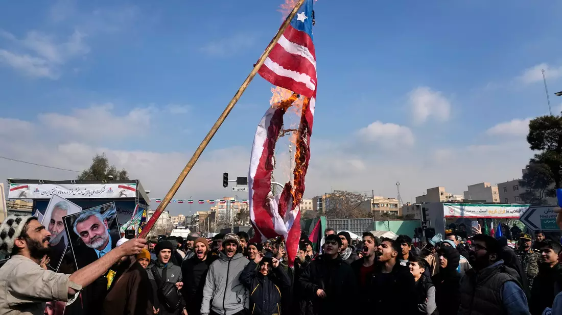 Das Verbrennen von Flaggen des Erzfeindes USA gehört bei staatlich erwünschten Protesten im Iran zum guten Ton. - Bild: Vahid Salemi/AP/dpa