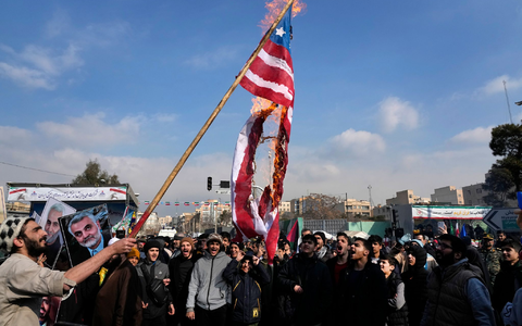 Das Verbrennen von Flaggen des Erzfeindes USA gehört bei staatlich erwünschten Protesten im Iran zum guten Ton. - Foto: Vahid Salemi/AP/dpa