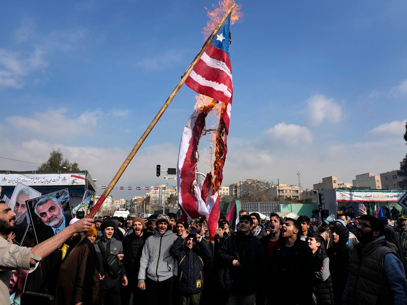 Das Verbrennen von Flaggen des Erzfeindes USA gehört bei staatlich erwünschten Protesten im Iran zum guten Ton. - Foto: Vahid Salemi/AP/dpa