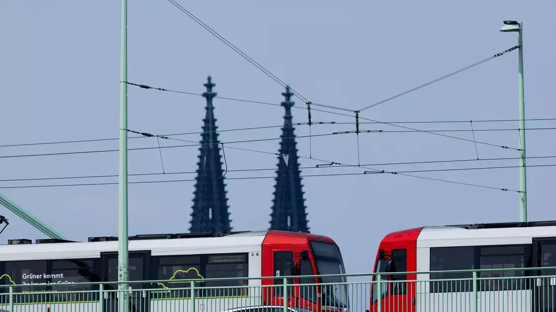 Das Deutschlandticket bleibt für viele Verbraucherinnen und Verbraucher ein attraktives Angebot für den ÖPNV. (Archivbild) - Bild: Rolf Vennenbernd/dpa