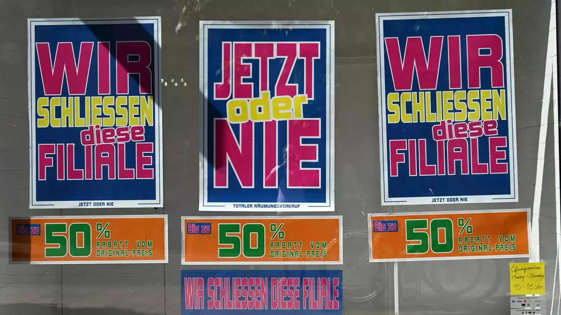 Der Modekonzern Esprit meldete im Sommer 2024 Insolvenz für sein Europageschäft an. Bis Anfang des Jahres schlossen alle Filialen in Deutschland. - Bild: Martin Schutt/dpa