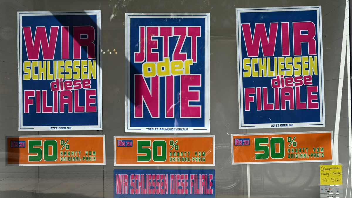 Der Modekonzern Esprit meldete im Sommer 2024 Insolvenz für sein Europageschäft an. Bis Anfang des Jahres schlossen alle Filialen in Deutschland. - Foto: Martin Schutt/dpa