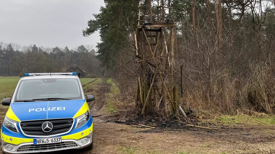 POL-KLE: Straelen - Hochsitz in Brand gesetzt / Zeugen gesucht - Bild: presseportal.de