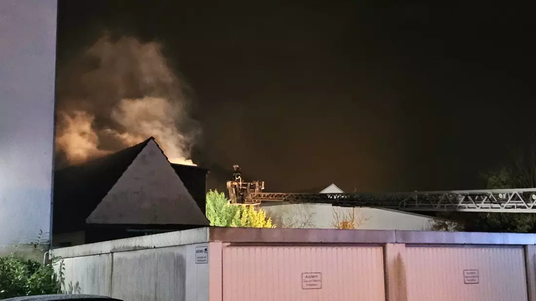 FW Datteln: Brennendes Gebäude im Hinterhof der Castroper Straße - Bild: presseportal.de