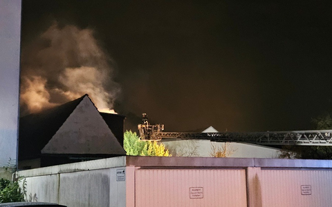 FW Datteln: Brennendes Gebäude im Hinterhof der Castroper Straße - Foto: presseportal.de