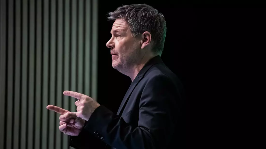 Grünen-Kanzlerkandidat Robert Habeck wehrt sich gegen die Vorwürfe eines Plagiatssuchers. - Bild: Christoph Soeder/dpa