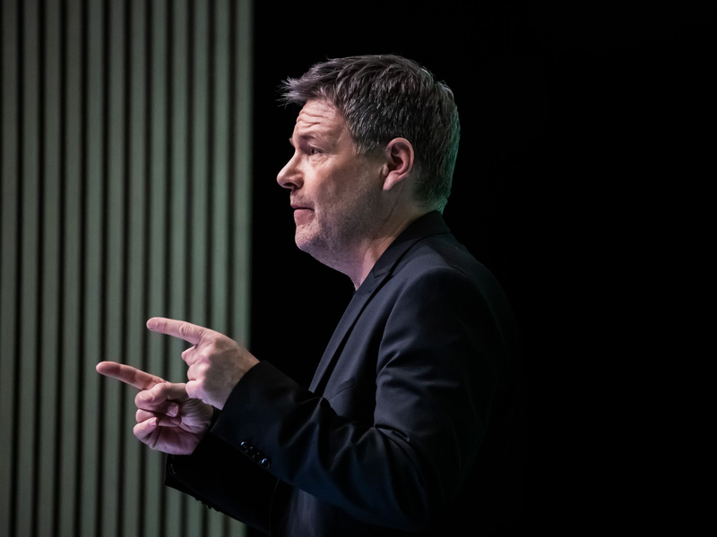 Grünen-Kanzlerkandidat Robert Habeck wehrt sich gegen die Vorwürfe eines Plagiatssuchers. - Foto: Christoph Soeder/dpa