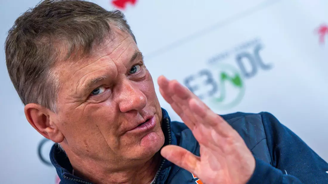 DSV-Sportvorstand Wolfgang Maier setzt große Stücke auf die junge Emma Aicher. - Bild: Jens Büttner/dpa