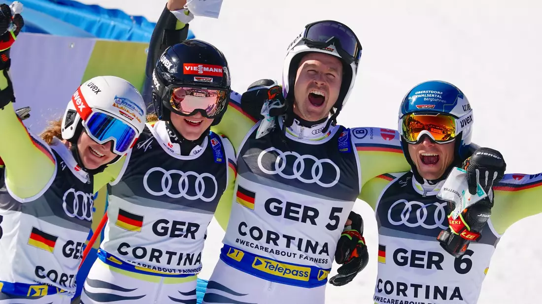 Bronze im Teamevent bei der WM 2021 - und Emma Aicher (2. v. l.) mittendrin. - Bild: Michael Kappeler/dpa