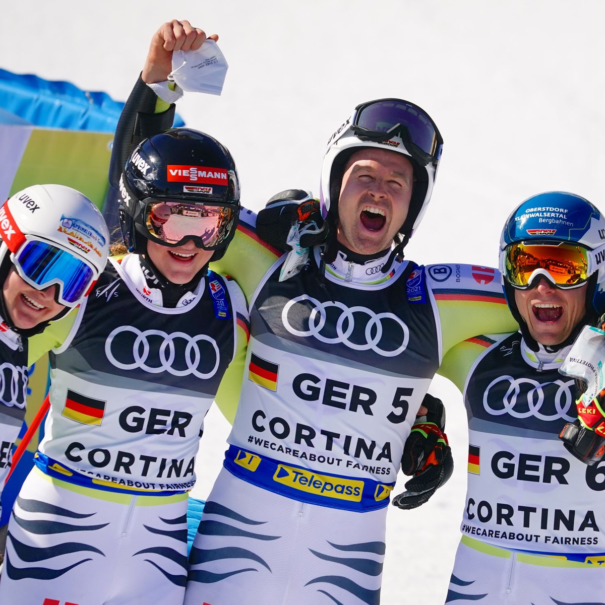 Bronze im Teamevent bei der WM 2021 - und Emma Aicher (2. v. l.) mittendrin. - Foto: Michael Kappeler/dpa