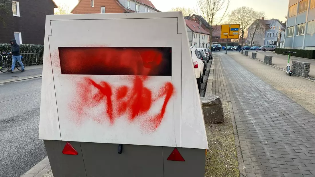 POL-GÖ: (58/2025) Mobile Blitzer-Anhänger ALICE in Göttingen mit Sprühlack beschädigt - Bild: presseportal.de
