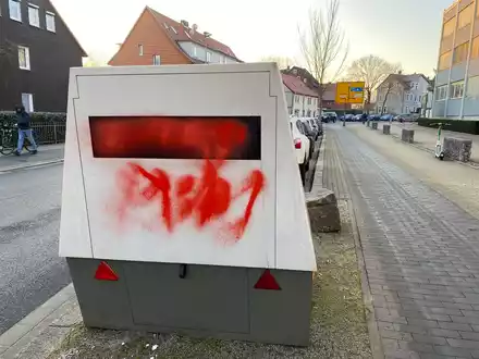 POL-GÖ: (58/2025) Mobile Blitzer-Anhänger ALICE in Göttingen mit Sprühlack beschädigt - Foto: presseportal.de
