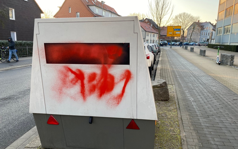 POL-GÖ: (58/2025) Mobile Blitzer-Anhänger ALICE in Göttingen mit Sprühlack beschädigt - Foto: presseportal.de