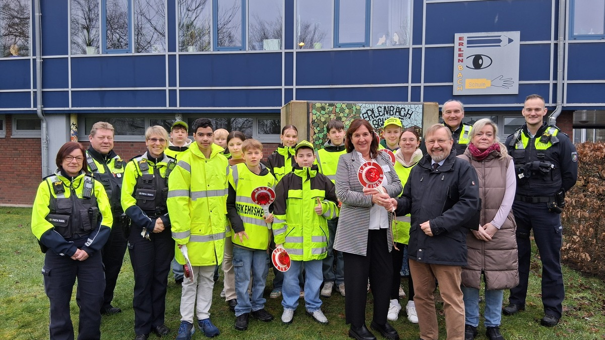 POL-HAM: Neue Kellen für die Verkehrshelfer - Foto: presseportal.de