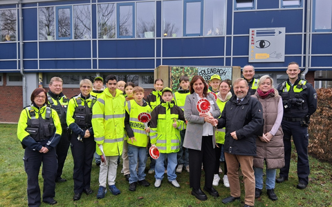 POL-HAM: Neue Kellen für die Verkehrshelfer - Foto: presseportal.de