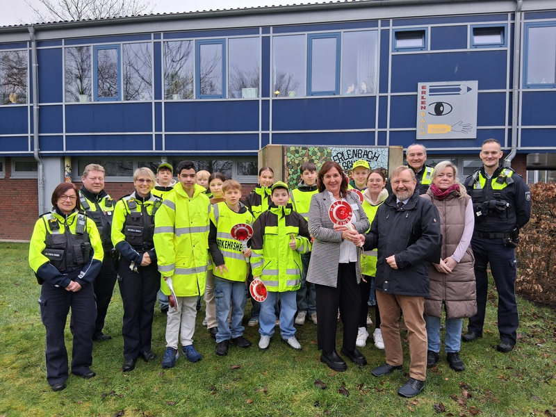 POL-HAM: Neue Kellen für die Verkehrshelfer - Foto: presseportal.de