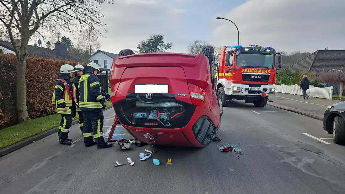 POL-CUX: Verkehrsunfall in Langen - Fahrzeug überschlägt sich und bleibt auf dem Dach liegen - Fahrzeugführerin verletzt (Foto im Anhang) - Bild: presseportal.de
