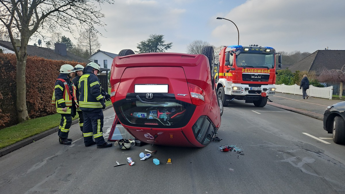 POL-CUX: Verkehrsunfall in Langen - Fahrzeug überschlägt sich und bleibt auf dem Dach liegen - Fahrzeugführerin verletzt (Foto im Anhang) - Foto: presseportal.de
