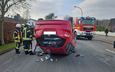 POL-CUX: Verkehrsunfall in Langen - Fahrzeug überschlägt sich und bleibt auf dem Dach liegen - Fahrzeugführerin verletzt (Foto im Anhang) - Foto: presseportal.de
