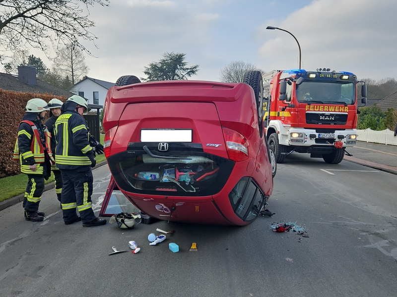 POL-CUX: Verkehrsunfall in Langen - Fahrzeug überschlägt sich und bleibt auf dem Dach liegen - Fahrzeugführerin verletzt (Foto im Anhang) - Foto: presseportal.de