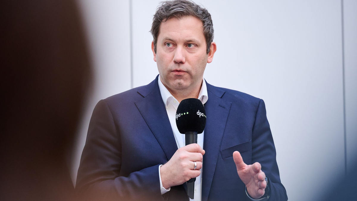 SPD-Chef Klingbeil bei der dpa-Chefredaktionskonferenz. - Foto: Annette Riedl/dpa