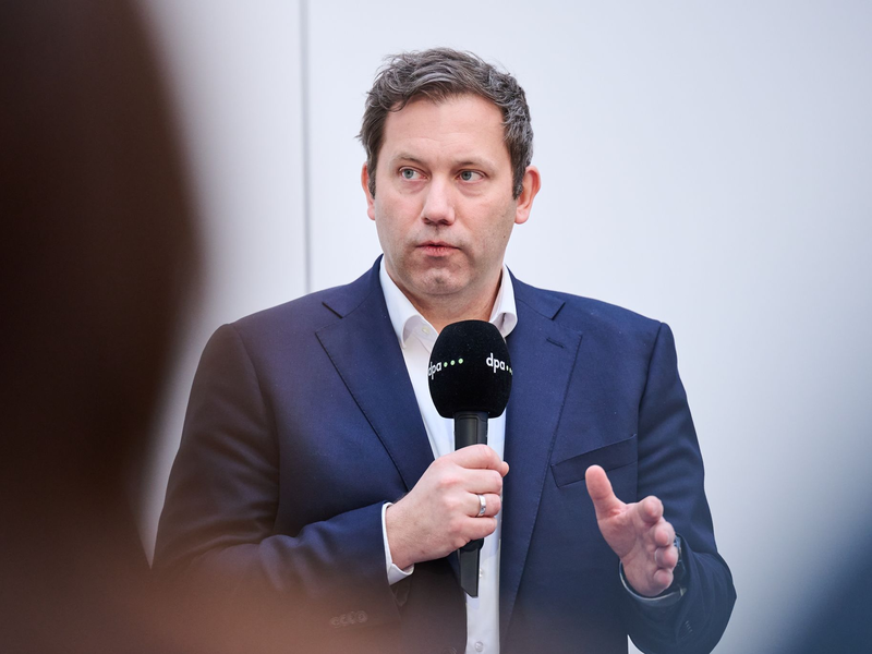 SPD-Chef Klingbeil bei der dpa-Chefredaktionskonferenz. - Foto: Annette Riedl/dpa