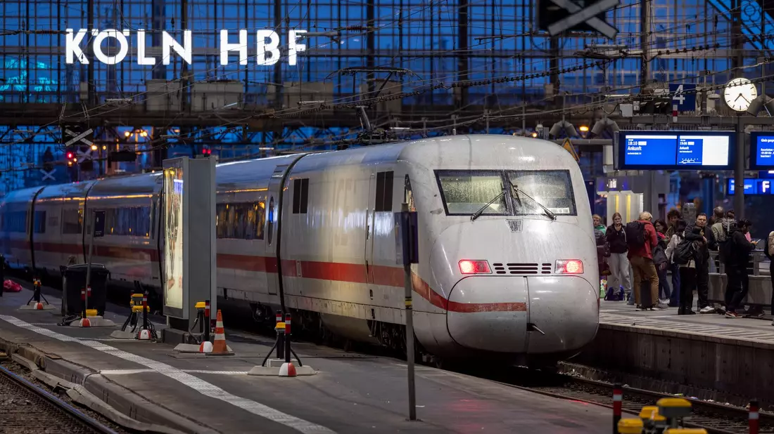 Ein ICE im Kölner Hauptbahnhof. Am 23. Februar wird der Fernverkehr hier für zwölf Stunden umgeleitet. (Archivbild) - Bild: Thomas Banneyer/dpa