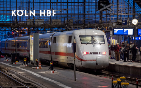 Ein ICE im Kölner Hauptbahnhof. Am 23. Februar wird der Fernverkehr hier für zwölf Stunden umgeleitet. (Archivbild) - Foto: Thomas Banneyer/dpa