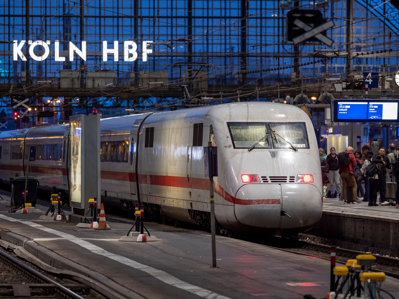 Ein ICE im Kölner Hauptbahnhof. Am 23. Februar wird der Fernverkehr hier für zwölf Stunden umgeleitet. (Archivbild) - Foto: Thomas Banneyer/dpa