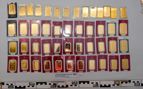 Von der österreichischen Polizei wurde Gold sichergestellt. Die «Schamanin» ist auf der Flucht. - Foto: -/LKA NÖ TATORT/dpa Von der österreichischen Polizei wurde Gold sichergestellt. Die «Schamanin» ist auf der Flucht. - Foto: -/LKA NÖ TATORT/dpa