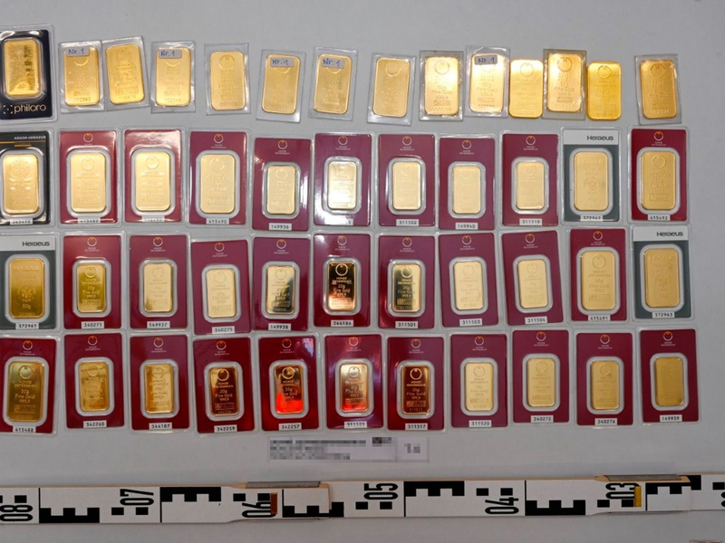 Von der österreichischen Polizei wurde Gold sichergestellt. Die «Schamanin» ist auf der Flucht. - Foto: -/LKA NÖ TATORT/dpa