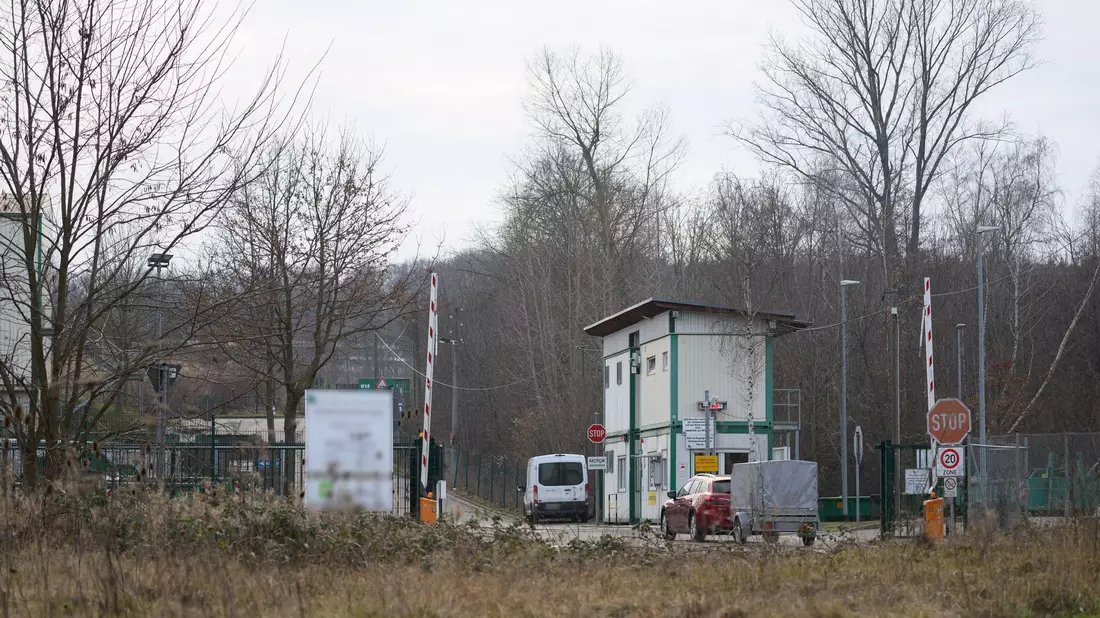 Auf dem Gelände eines Abfallentsorgers wurde eine Babyleiche gefunden.  - Bild: Robert Michael/dpa