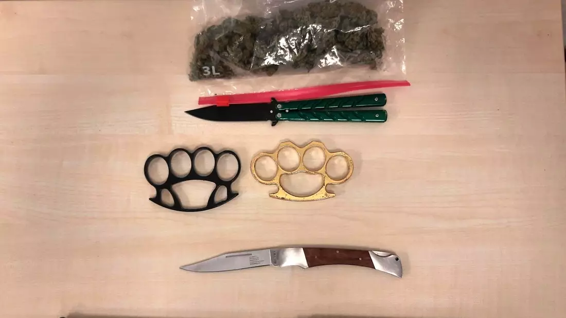 BPOL-HB: Bundespolizei stellt Messer, Schlagringe und Teleskopschlagstock sicher - Bild: presseportal.de