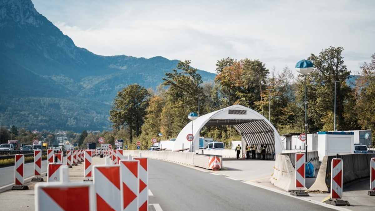 Bundespolizeidirektion München: Autofahrer durchbricht Grenzkontrolle der Bundespolizei auf der A8 - unter dem Einfluss von Amphetamin mit Höchstgeschwindigkeit nach München - Foto: presseportal.de