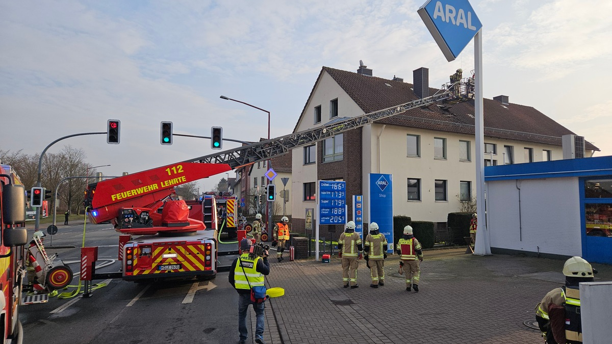 FW Lehrte: Feuer in Dachgeschosswohnung nach lautem Knall: Feuerwehr rettet verletzten Mann aus seiner Wohnung - Foto: presseportal.de