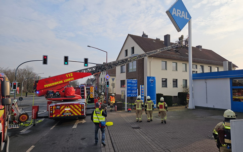 FW Lehrte: Feuer in Dachgeschosswohnung nach lautem Knall: Feuerwehr rettet verletzten Mann aus seiner Wohnung - Foto: presseportal.de
